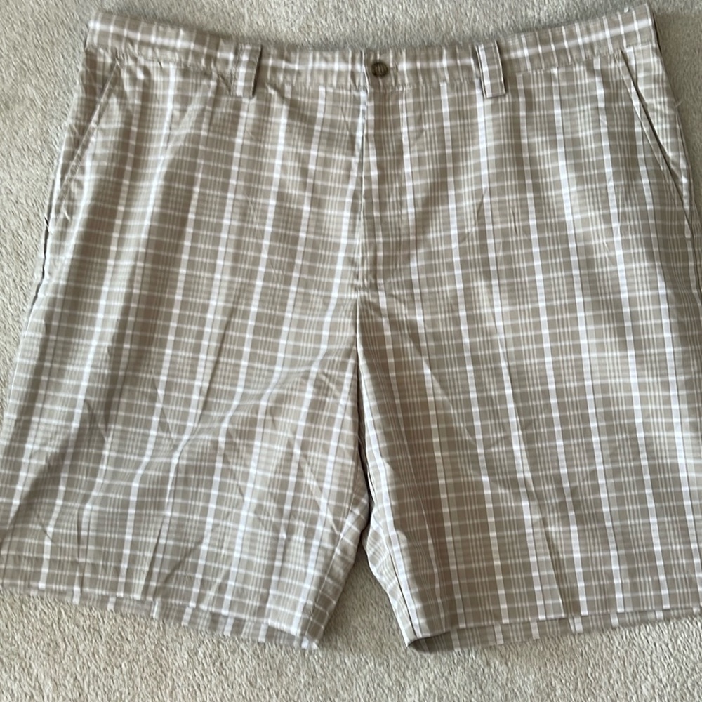 Men’s Izod golf shorts. Like new.